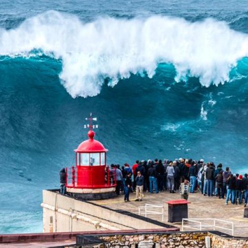 <p>NAZARÉ BIG WAVES</p>